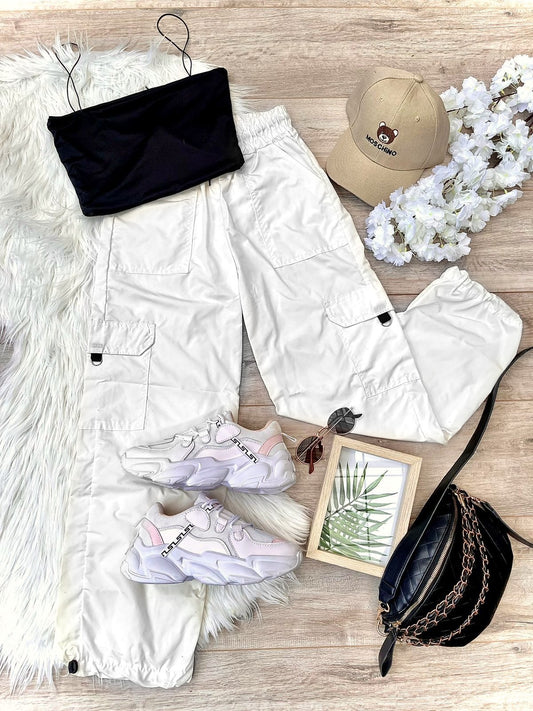 Conjunto pantalón estilo cargo Blanco y Crop top