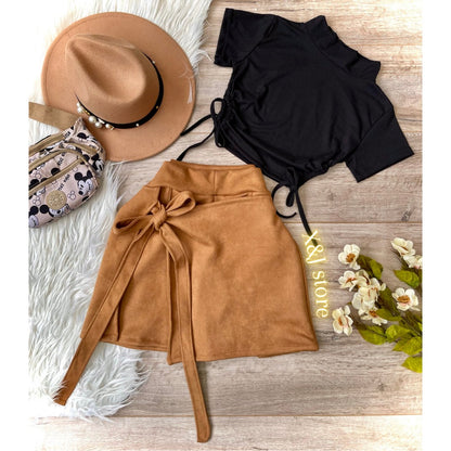 Conjunto falda short miel gamuza y blusa de tiras