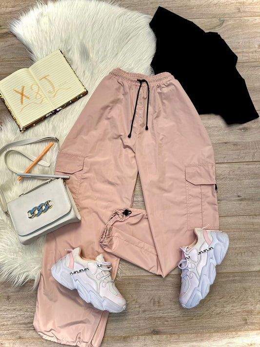 Conjunto pantalón estilo cargo Rosa y Blusa negra