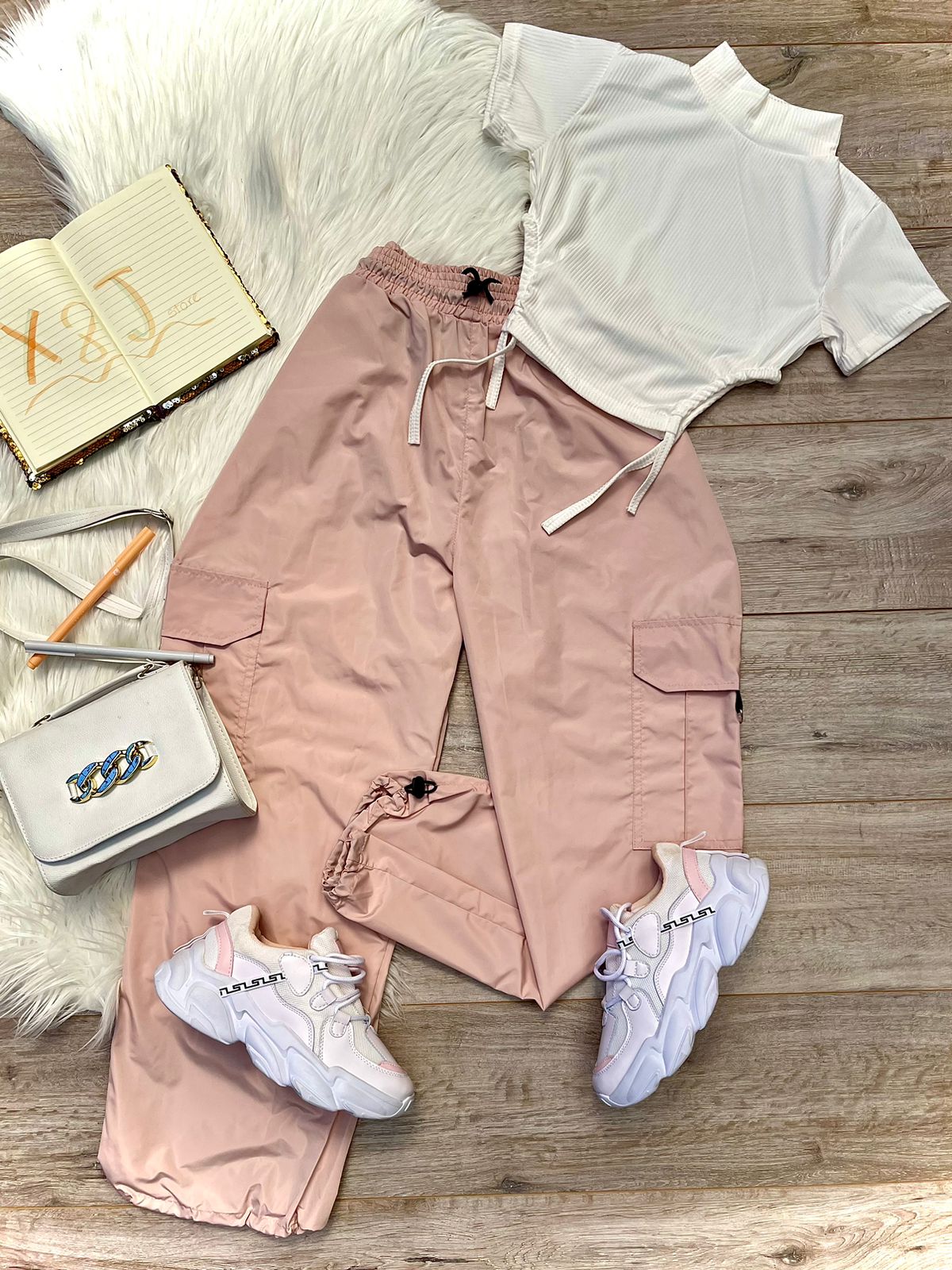 Conjunto pantalón estilo cargo Rosa y Blusa Blanca de tiras