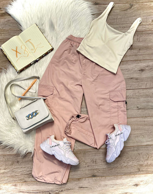 Conjunto pantalón estilo cargo Rosa y Blusa Básica beige