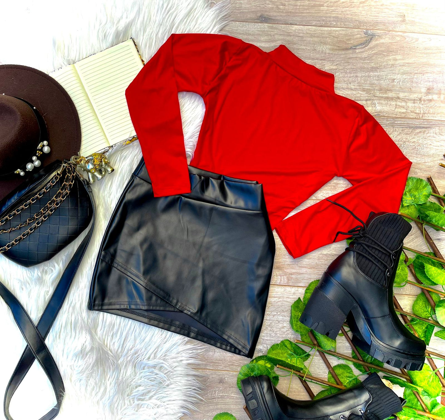 Conjunto Falda cuerina y blusa