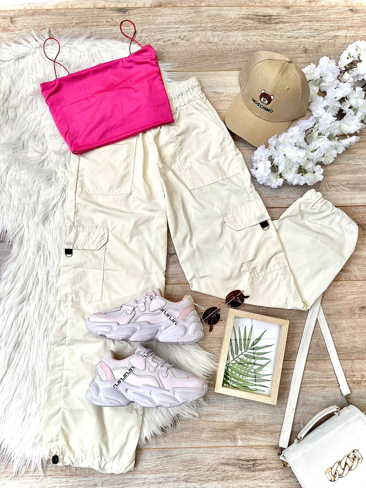 Conjunto pantalón estilo cargo Blanco y Crop top