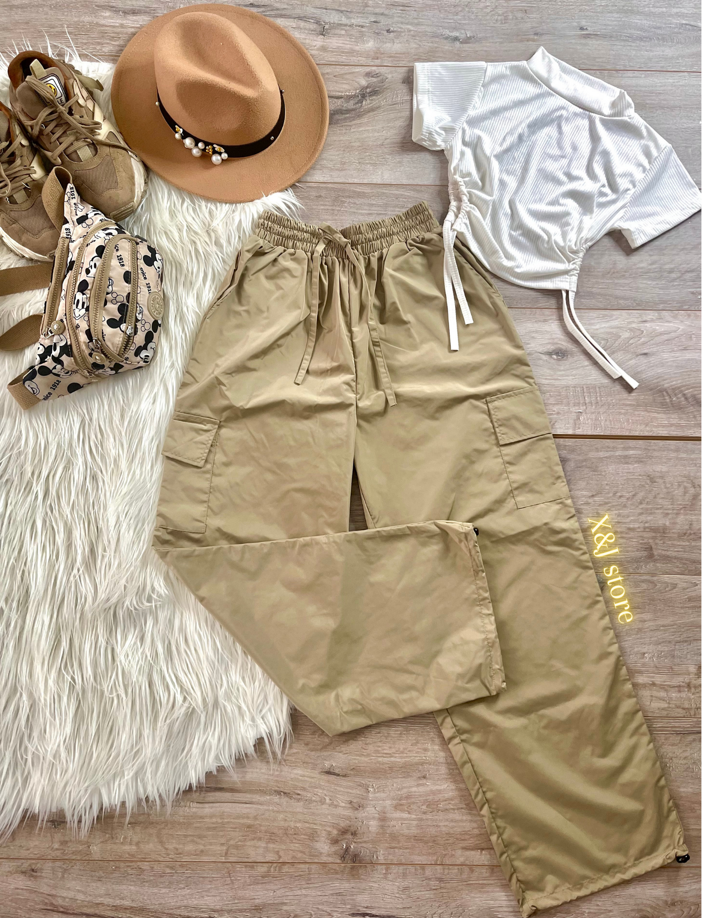 Conjunto pantalón estilo cargo caqui y Blusa blanca de tiras